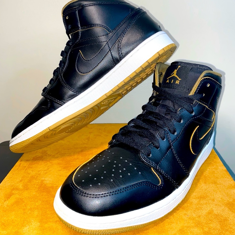 Nike Air Jordan 1 Retro Mid Black Metallic Gold
